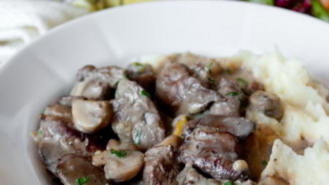 Рецепт Куриной печени с грибами в сливочном соусе