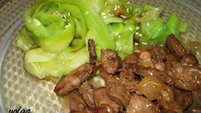 Рецепт Куриной печени с лимонно-медовым соусом и кабачковой лапшой
