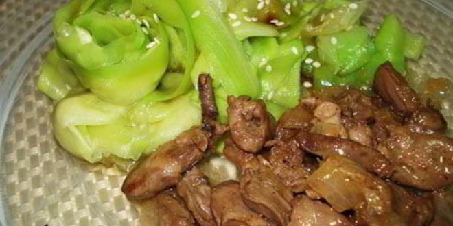 Рецепт куриной печени с лимонно-медовым соусом и кабачковой лапшой