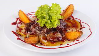 Рецепт Куриной печени с яблоками в соусе из портвейна и брусники