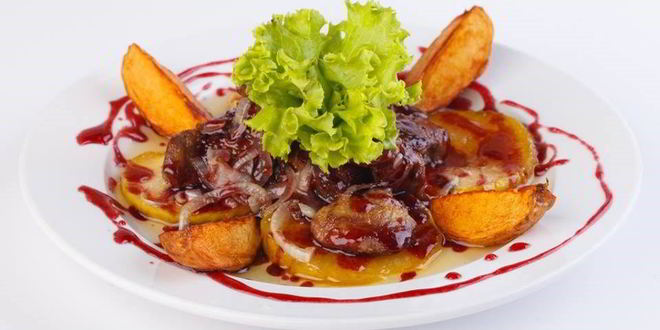 Рецепт куриной печени с яблоками в соусе из портвейна и брусники