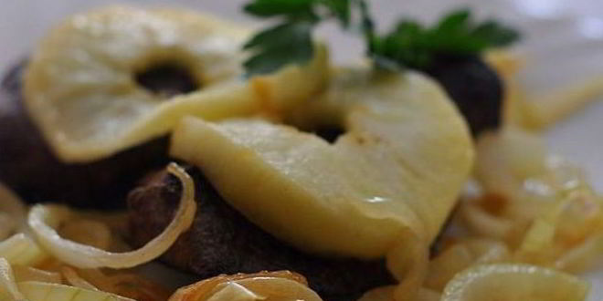 Рецепт печени с яблоками