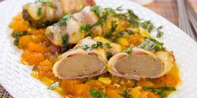 Рецепт печени в беконе в томатном соусе