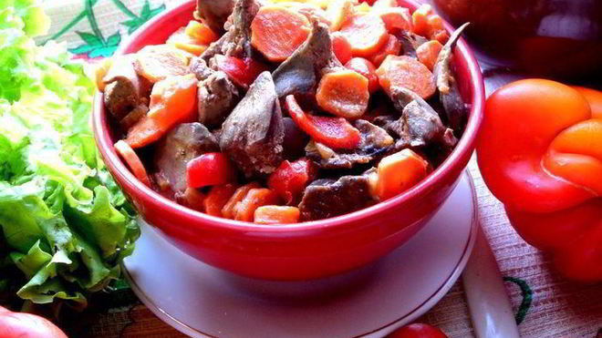 Рецепт Печени в горшочке в сметанно-томатном соусе с овощами