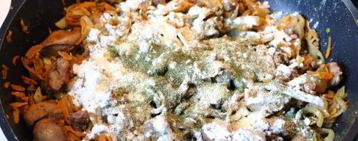 Шаг 11: тушеной печени со сметаной, морковью и луком