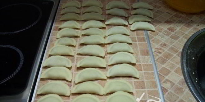 Рецепт универсального теста для вареников, пельменей, поз, чебуреков