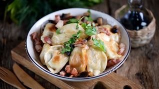 Рецепт Жареных пельменей с луком на сковороде