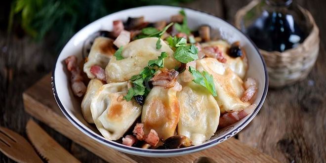 Рецепт жареных пельменей с луком на сковороде