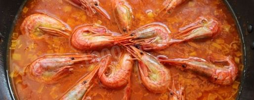 Шаг 4: паэльи с помидорами луком креветками