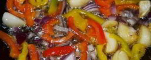 Шаг 3: паэльи с цыпленком и чорризо