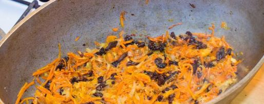 Шаг 15: плова с курагой и изюмом