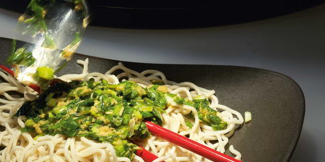 Рецепт пшеничной лапши с соусом из зеленого лука и имбиря