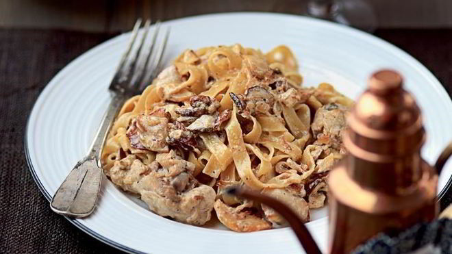 Рецепт Феттучинь с рагу из цесарки и белых грибов