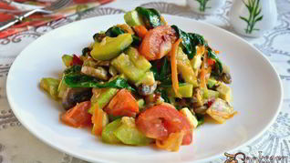 Рецепт Овощного рагу со шпинатом, грибами и брынзой на сковороде