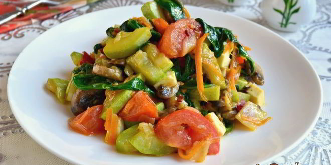 Рецепт овощного рагу со шпинатом, грибами и брынзой на сковороде