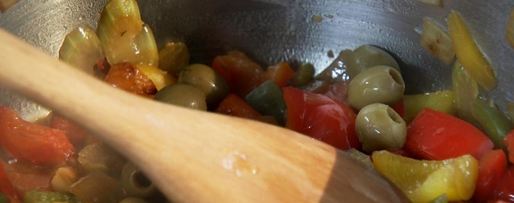 Шаг 1: рагу из болгарского перца с сыром и оливками