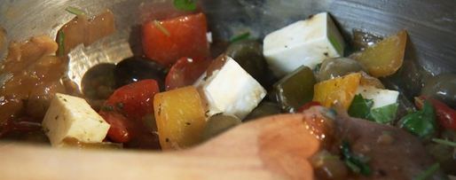 Шаг 2: рагу из болгарского перца с сыром и оливками