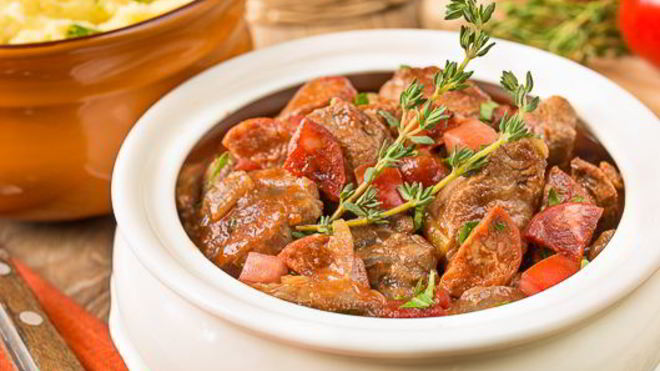 Рецепт Рагу из говядины в томате с острыми колбасками