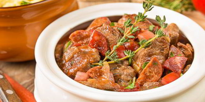 Рецепт рагу из говядины в томате с острыми колбасками