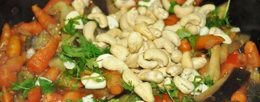 Шаг 3: рагу с кешью и мини-морковью