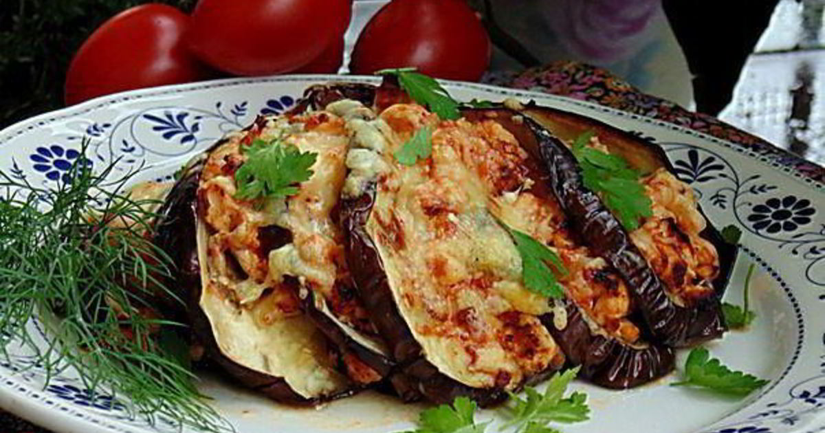 Баклажан с курицей рецепт с фото. Баклажаны фаршированные остренькие. Курица с баклажанами в духовке. Лодочки из баклажанов с грибами. Баклажаны в духовке с помидорами.