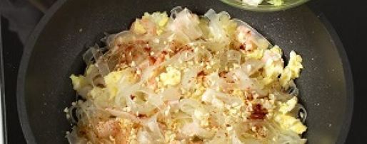 Шаг 1: рисовой лапши с креветками и кальмарами