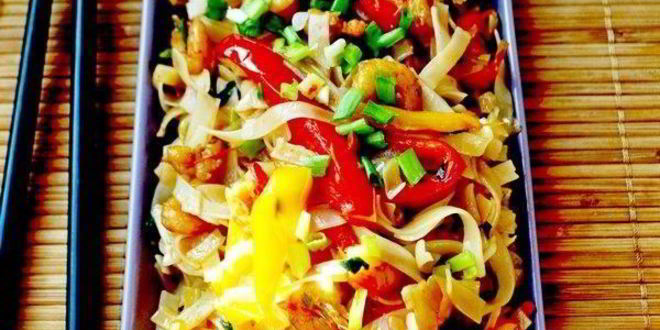 Рецепт рисовой лапши с креветками и овощами