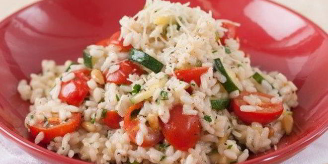 Рецепт летнего ризотто с помидорами черри, цукини и кедровыми орешками