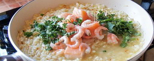 Шаг 5: ризотто с креветками и семгой