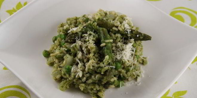 Рецепт запеченного ризотто со спаржей, зеленым горошком и шпинатом