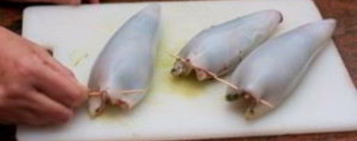 Шаг 3: кальмаров, фаршированных шпинатом