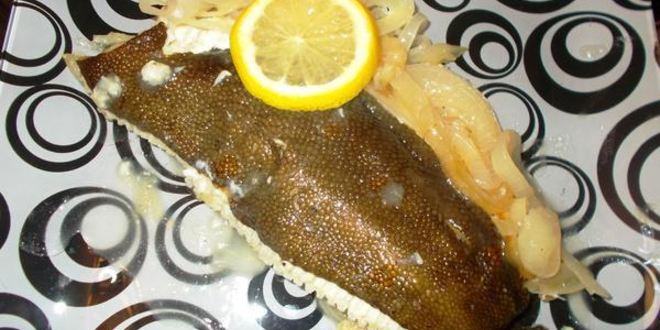 Рецепт камбалы, запеченной ны луковой подушке