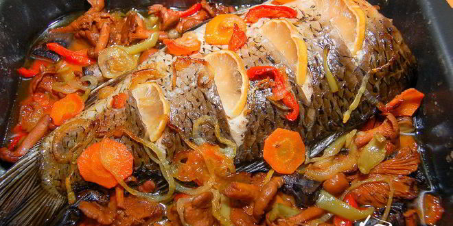 Рецепт карпа на овощной подушке с грибами