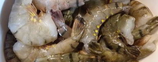 Шаг 2: креветок с чесноком, лимоном и петрушкой