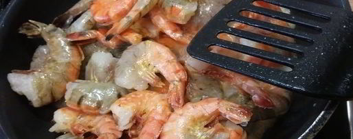 Шаг 3: креветок с чесноком, лимоном и петрушкой