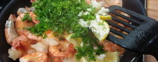 Шаг 4: креветок с чесноком, лимоном и петрушкой