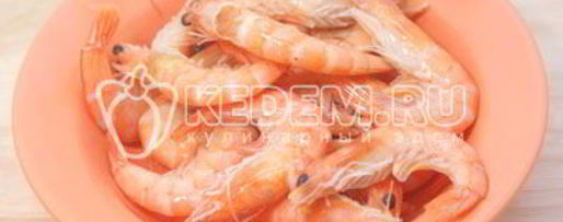 Шаг 4: креветок с рисом и зеленым горошком