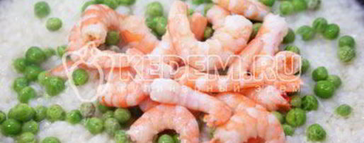 Шаг 5: креветок с рисом и зеленым горошком