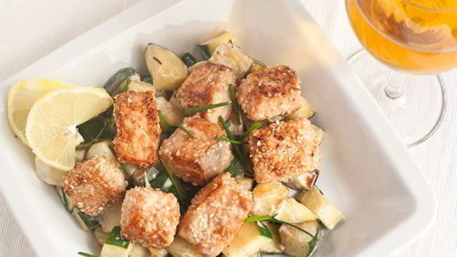 Рецепт Лосося в кунжуте на подушке из цуккини