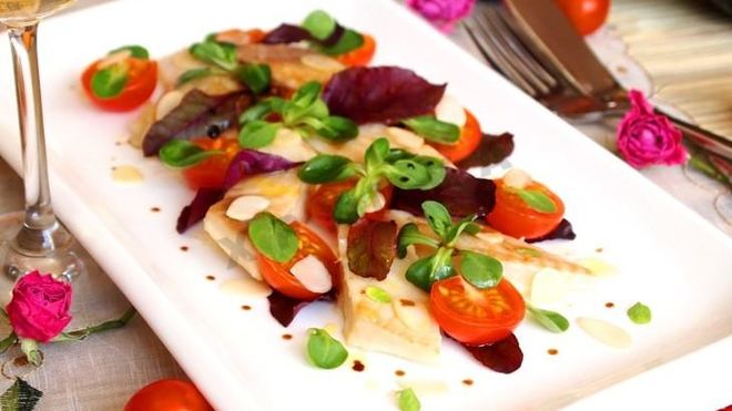 Рецепт Паровой тилапии с помидорами черри и салатным миксом