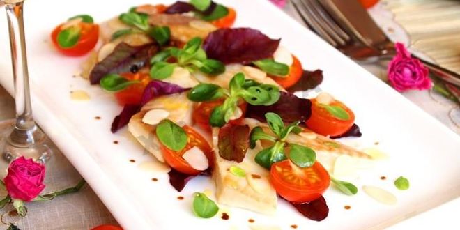 Рецепт паровой тилапии с помидорами черри и салатным миксом