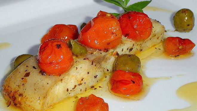 Рецепт Рыбы по-итальянски, запеченная с томатами, оливками и каперсами