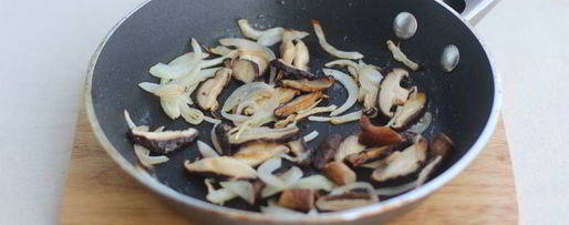 Шаг 1: рыбы с луком и грибами