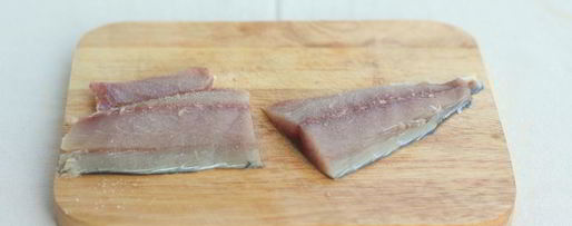 Шаг 2: рыбы с луком и грибами