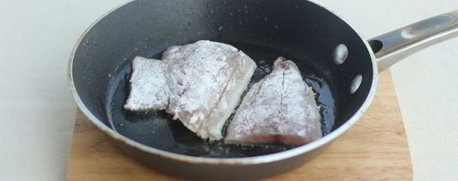 Шаг 3: рыбы с луком и грибами