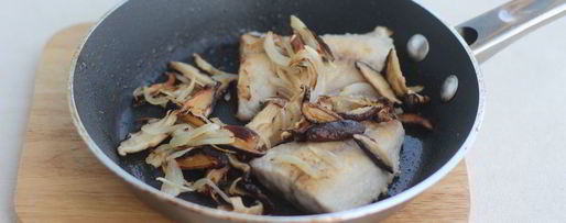 Шаг 4: рыбы с луком и грибами