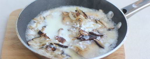 Шаг 5: рыбы с луком и грибами