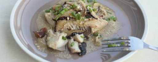 Шаг 6: рыбы с луком и грибами