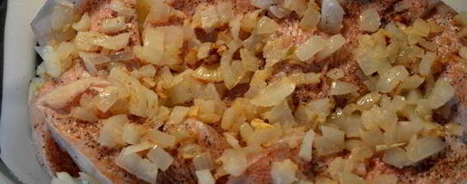 Шаг 2: рыбы, запеченной с жареным хреном и луком