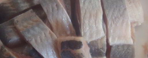 Шаг 1: сельди с черной смородиной